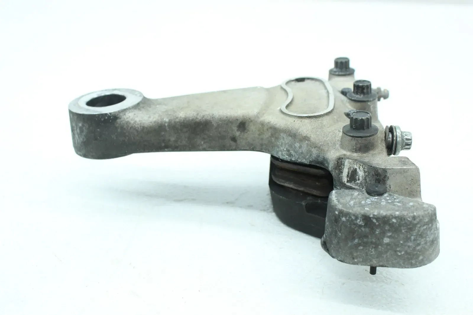 00-06 HARLEY-DAVIDSON ROAD KING CLASSIC FLHRCI REAR BACK BRAKE CALIPER MOUNT