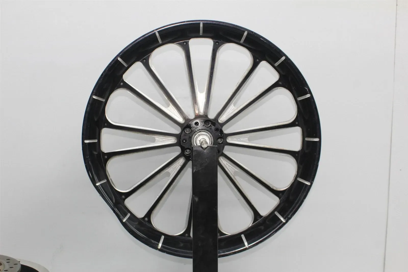 17-23 HARLEY DAVIDSON FLTRX ROAD GLIDE 22IN AFTERMARKET FRONT WHEEL RIM (READ)