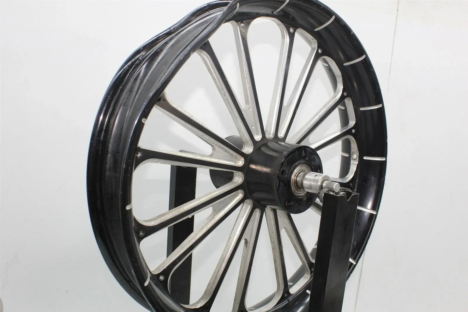 17-23 HARLEY DAVIDSON FLTRX ROAD GLIDE 22IN AFTERMARKET FRONT WHEEL RIM (READ)