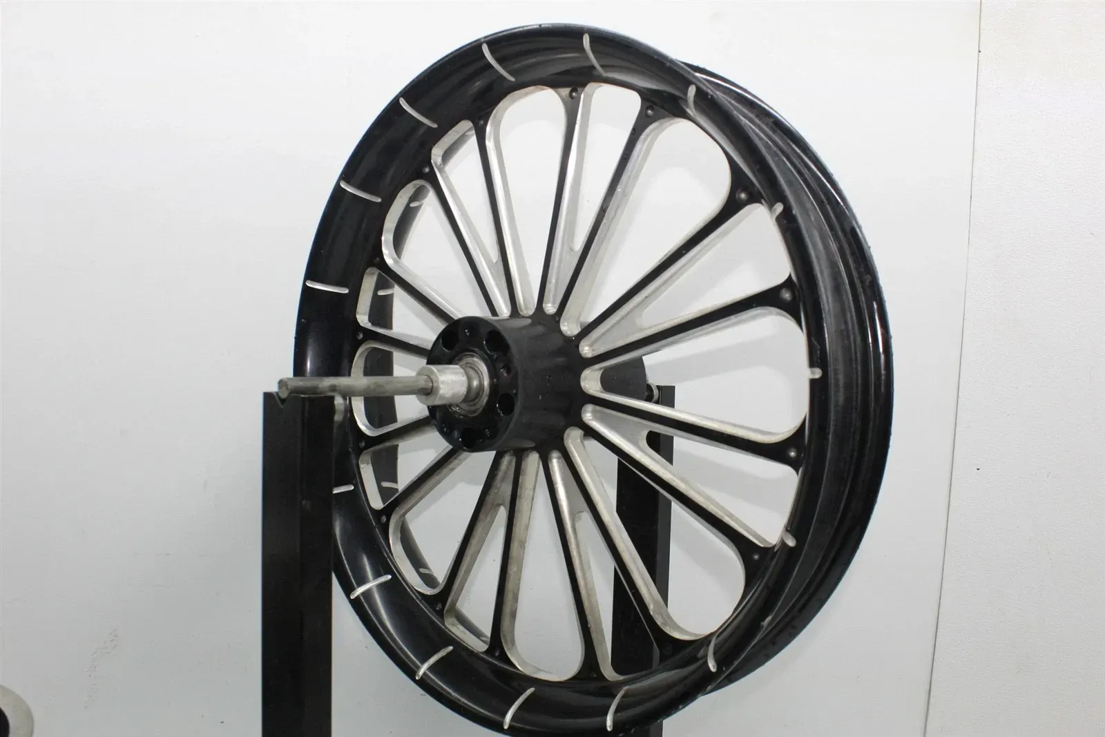 17-23 HARLEY DAVIDSON FLTRX ROAD GLIDE 22IN AFTERMARKET FRONT WHEEL RIM (READ)