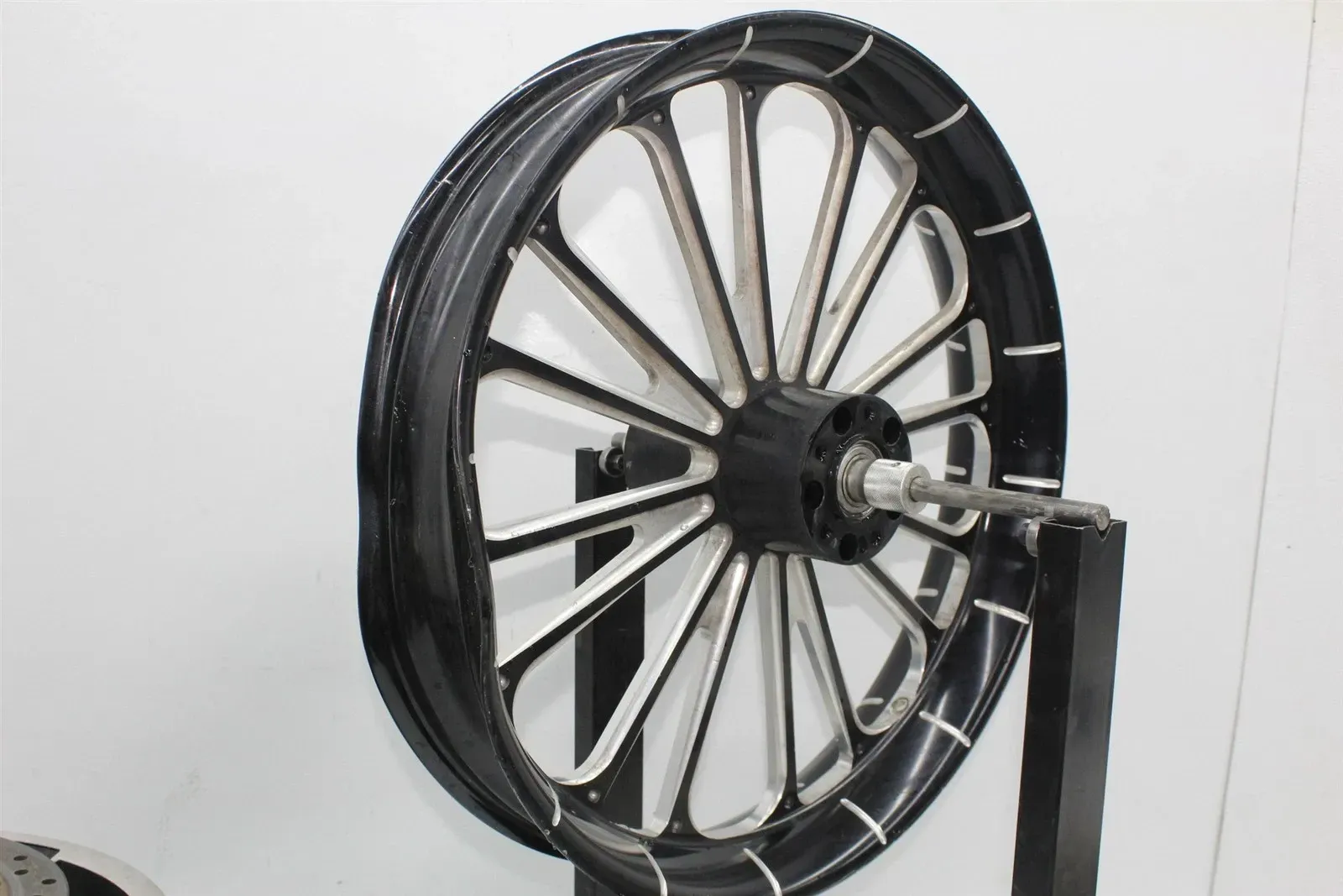 17-23 HARLEY DAVIDSON FLTRX ROAD GLIDE 22IN AFTERMARKET FRONT WHEEL RIM (READ)