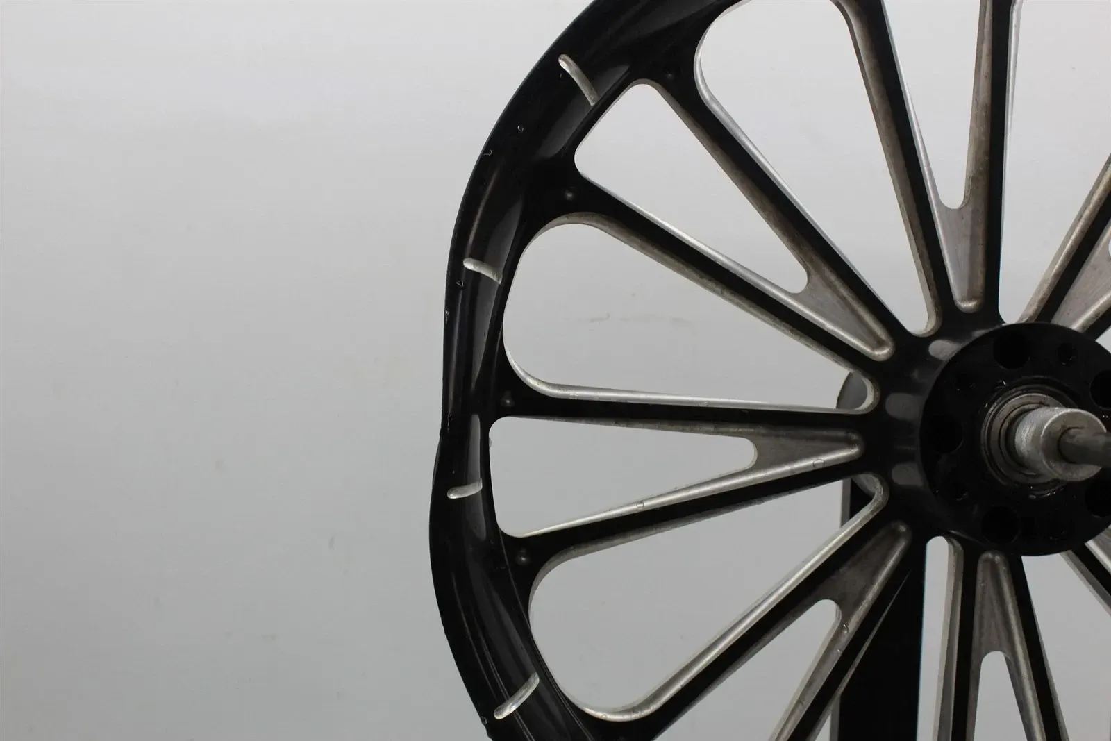 17-23 HARLEY DAVIDSON FLTRX ROAD GLIDE 22IN AFTERMARKET FRONT WHEEL RIM (READ)