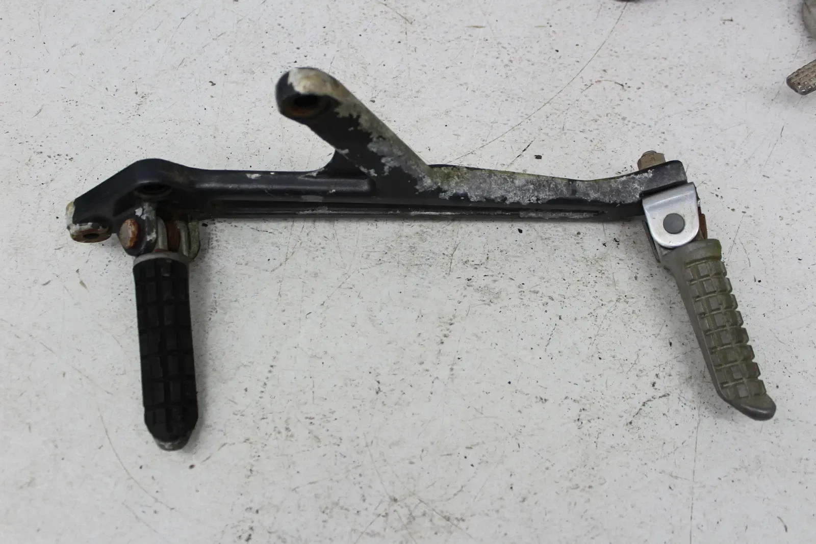 90-93 KAWASAKI ZEPHYR 550 ZR550B RIGHT LEFT REARSETS DRIVER FOOT PEGS MASTER