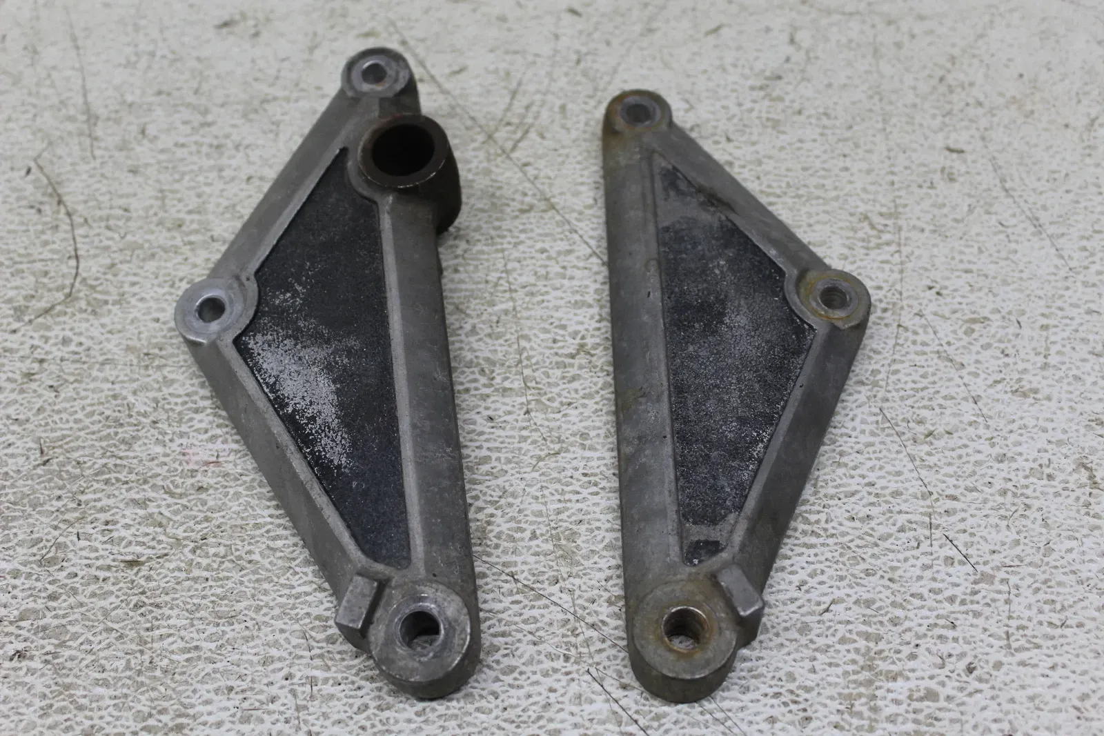 1983 KAWASAKI KZ750 LTD REAR BACK PASSENGER PEG BRACKET SET PAIR