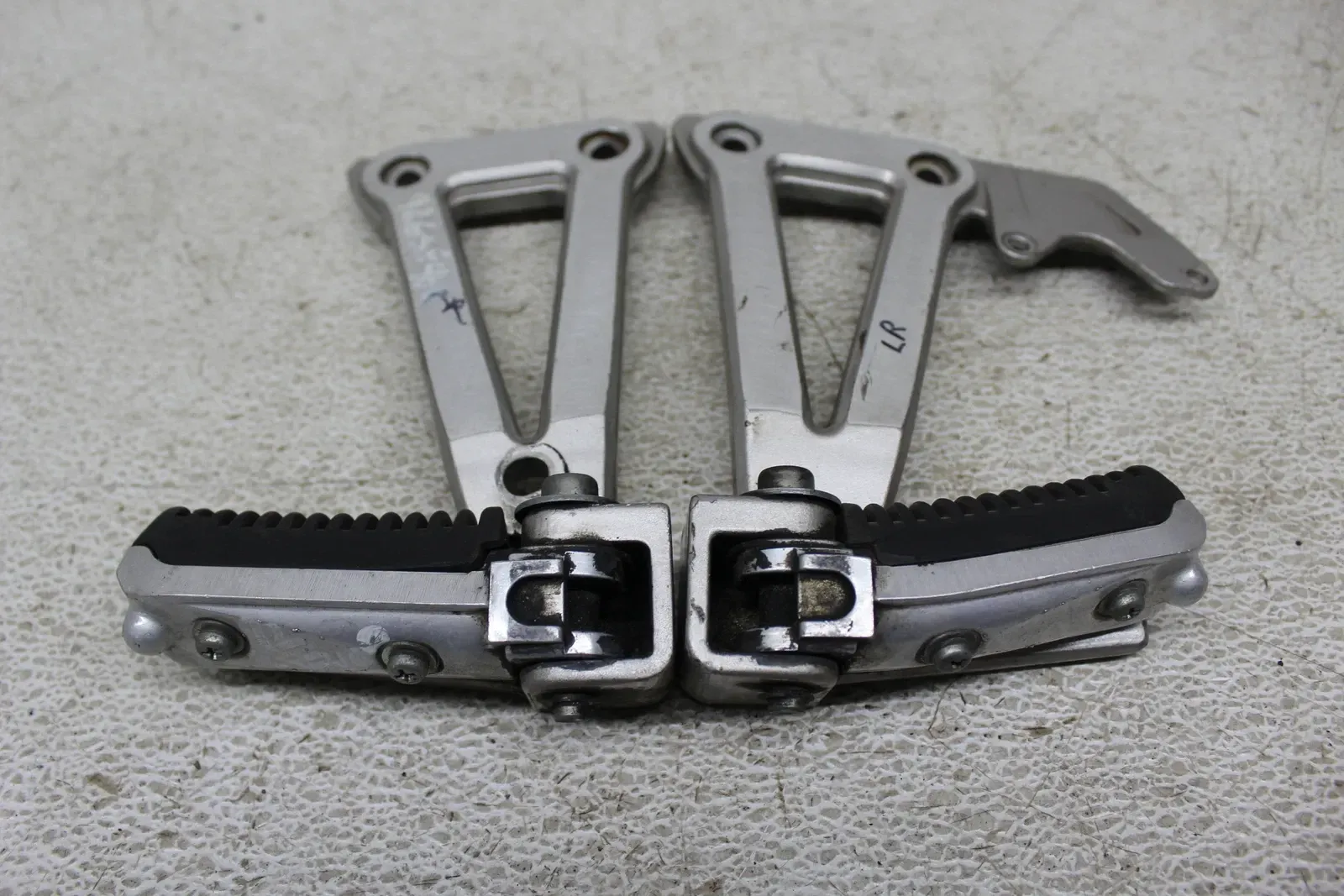 1992 SUZUKI BANDIT 400 GSF400 REAR BACK PASSENGER PEG SET PAIR