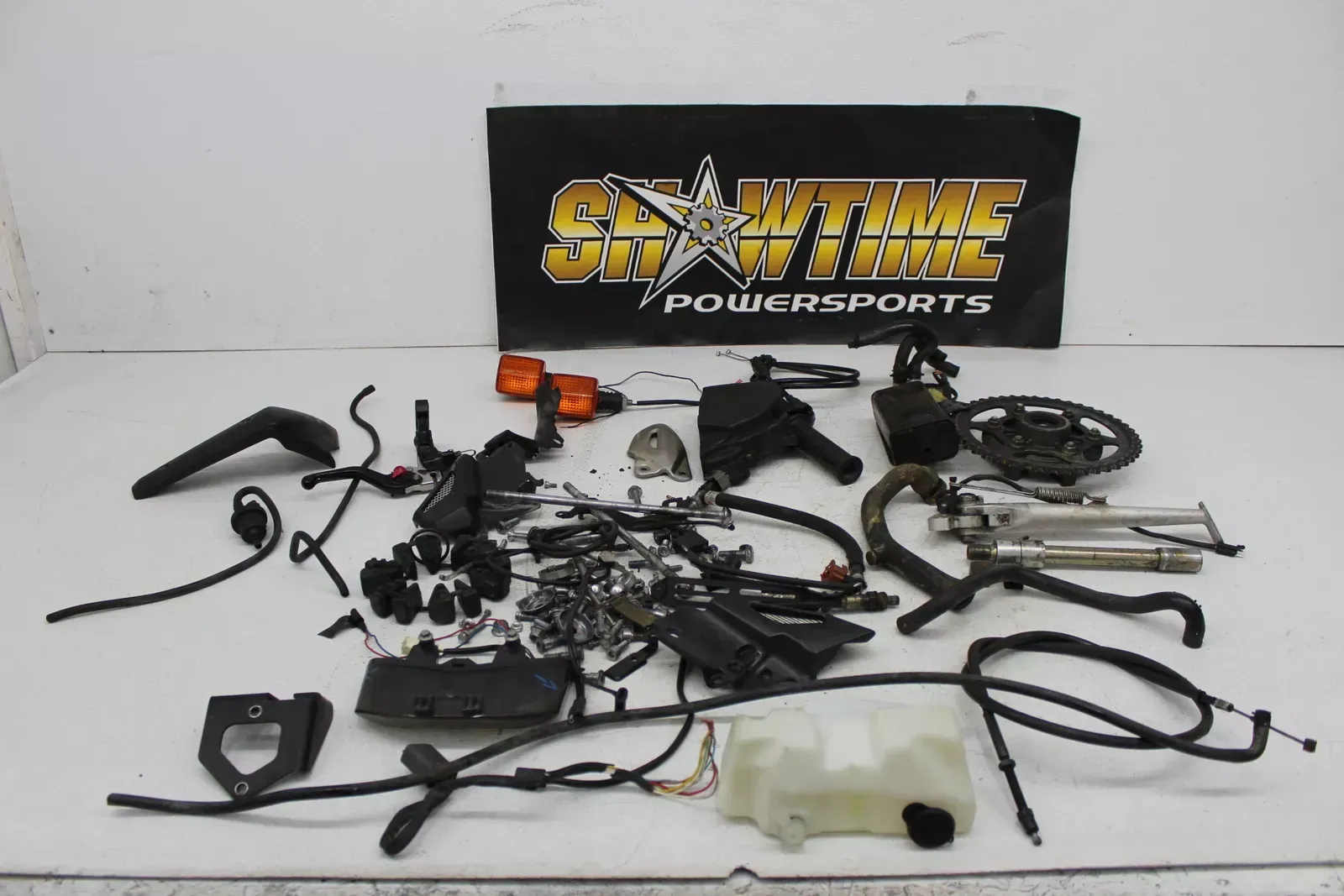 09-12 TRIUMPH STREET TRIPLE 675 PARTS HARDWARE NUTS BOLTS TANK KICKSTAND LIGHT