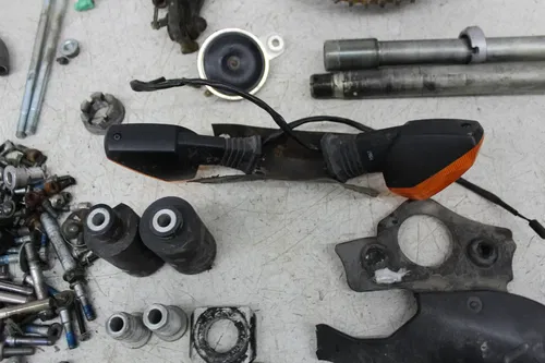 04-05 SUZUKI GSXR600 PARTS HARDWARE NUTS BOLTS AXLE TURN SIGNAL SPROCKET MIRROR
