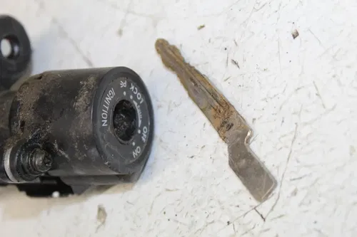 05-06 SUZUKI GSXR1000 IGNITION LOCK W KEY