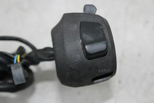 15-18 YAMAHA YZF R3 LEFT RIGHT CONTROL SWITCH SWITCHES ON OFF TURN SIGNAL (READ)