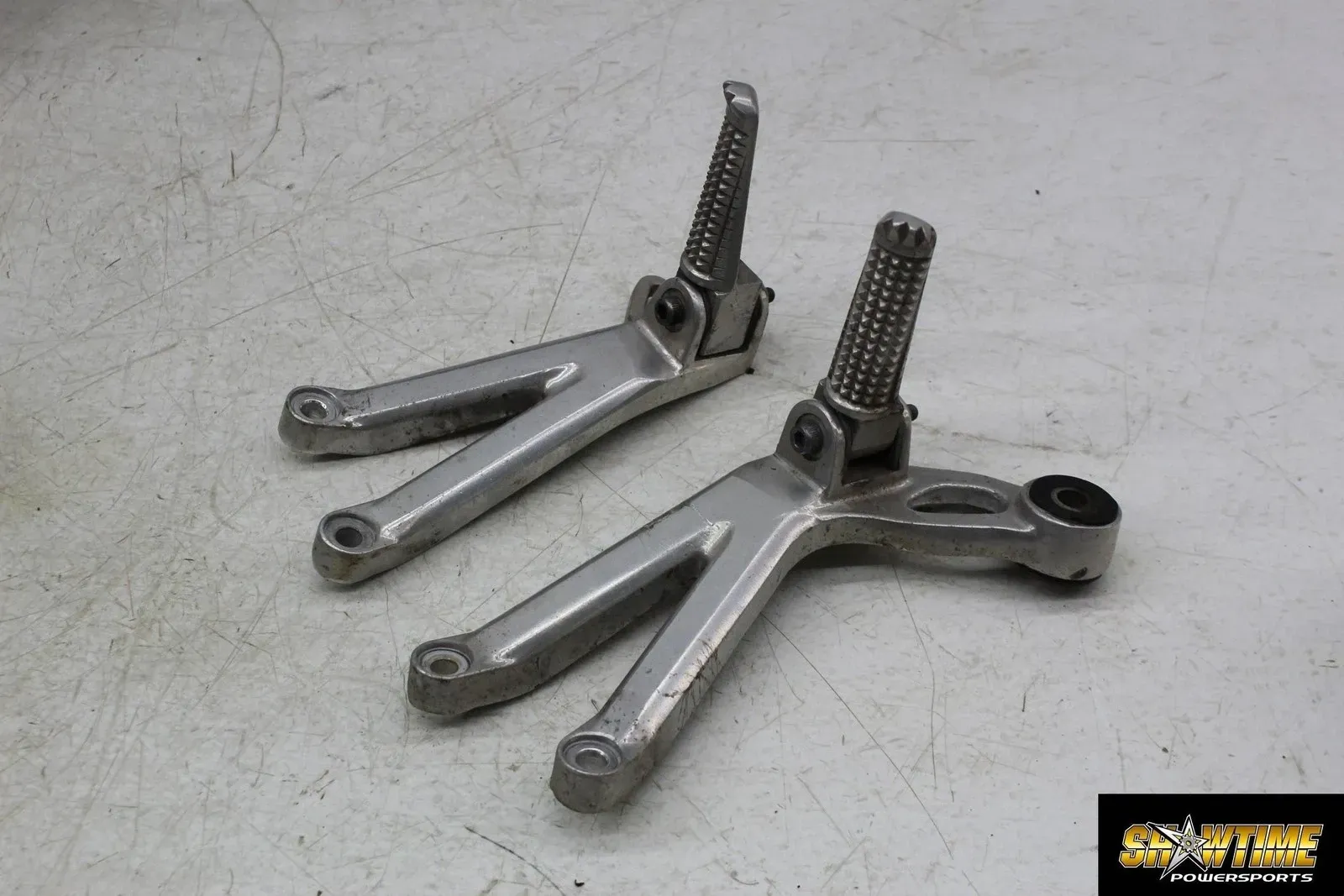 01-02 YAMAHA YZF R6 REAR BACK PASSENGER PEG SET PAIR