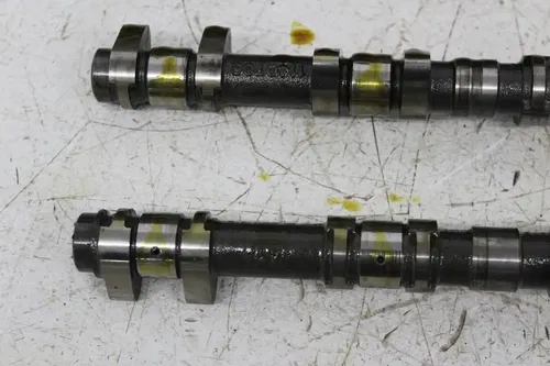 04 TRIUMPH DAYTONA 600 ENGINE TOP END CYLINDER HEAD CAMS VALVES COVER