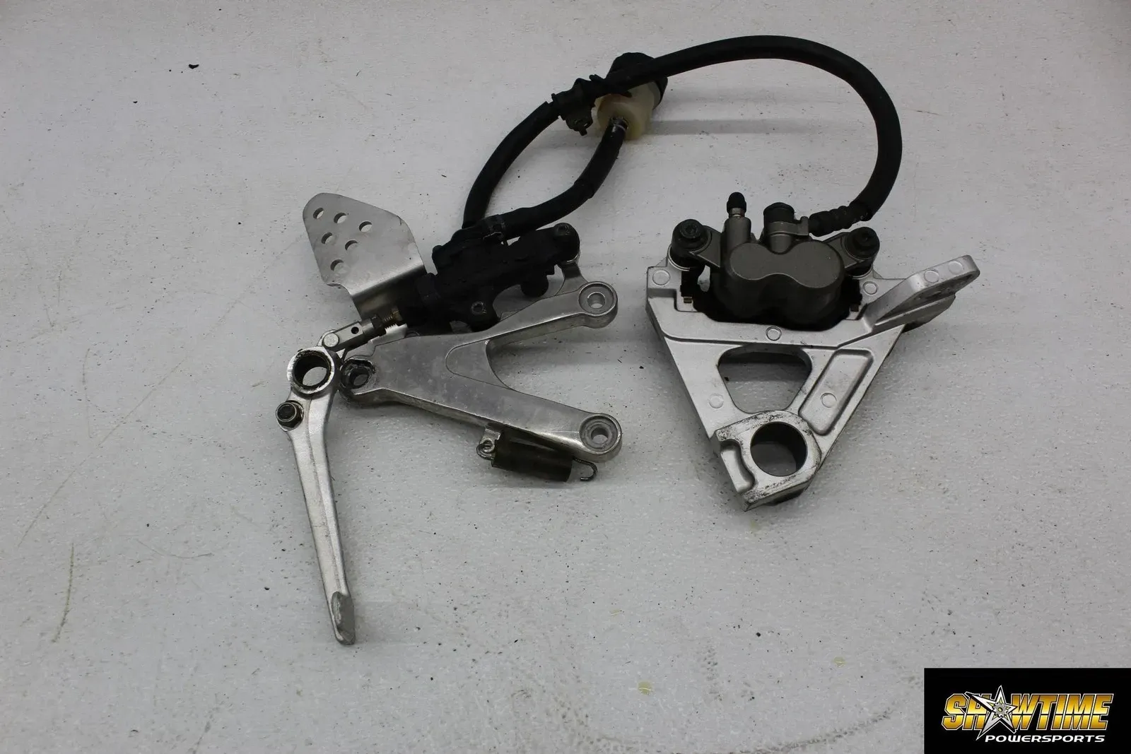 01-02 YAMAHA YZF R6 RIGHT REAR SET FOOT PEG MOUNT BRAKE CALIPER BREMBO MASTER