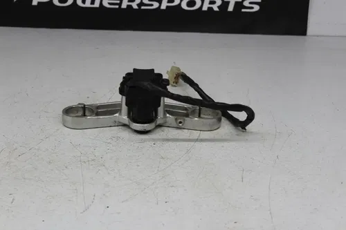 2000 KAWASAKI NINJA ZX6 ZX600E FORKS UPPER TRIPLE TREE IGNITION NO KEY