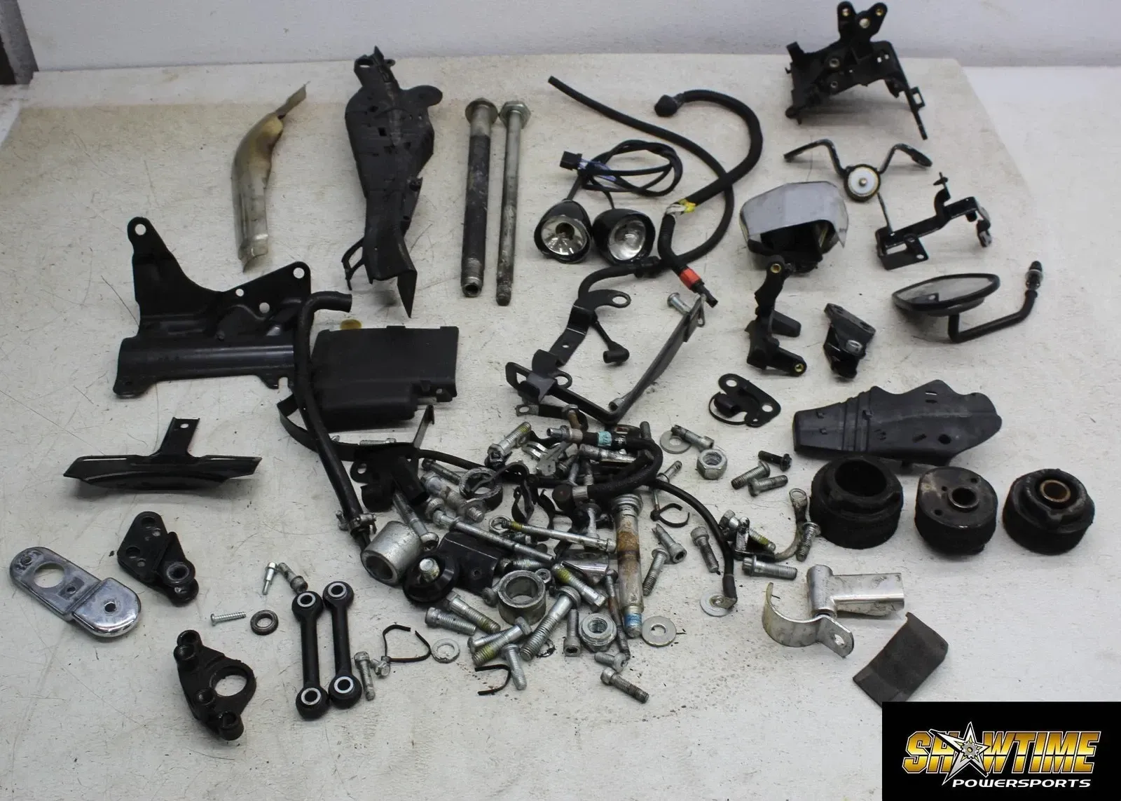 07-20 HARLEY-DAVIDSON SPORTSTER 1200 CUSTOM PARTS HARDWARE MOUNT HORN AXLE BOLTS