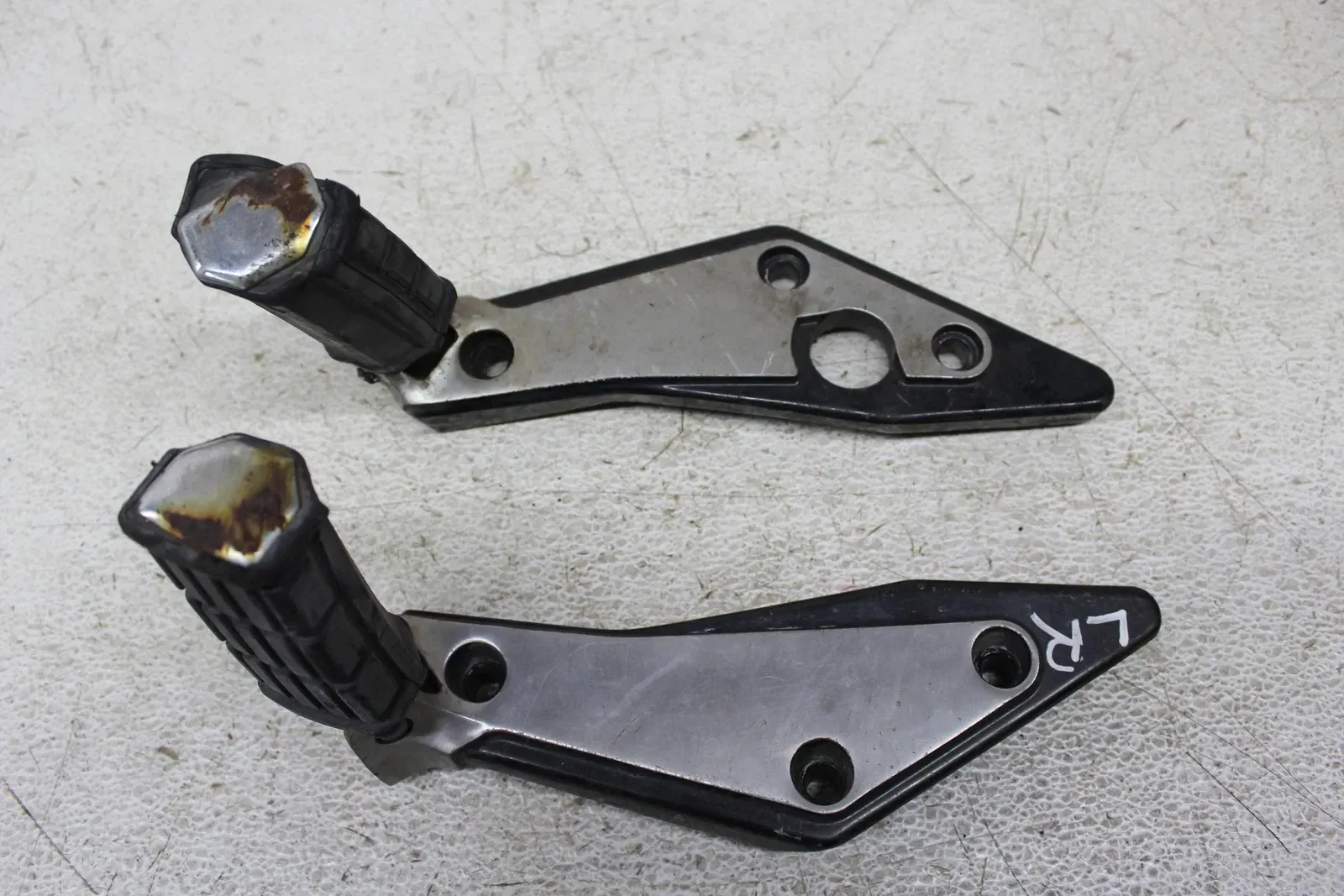 1986 YAMAHA RADIAN 600 YX600 REAR BACK PASSENGER PEG SET PAIR