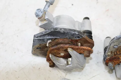 99 KAWASAKI MOJAVE 250 LEFT RIGHT FRONT BRAKE CALIPERS PAIR FRONT MASTER W LEVER