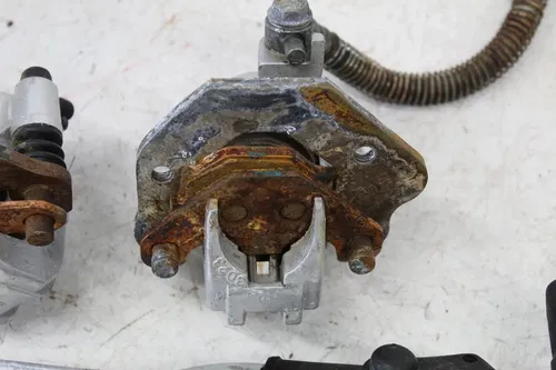 99 KAWASAKI MOJAVE 250 LEFT RIGHT FRONT BRAKE CALIPERS PAIR FRONT MASTER W LEVER