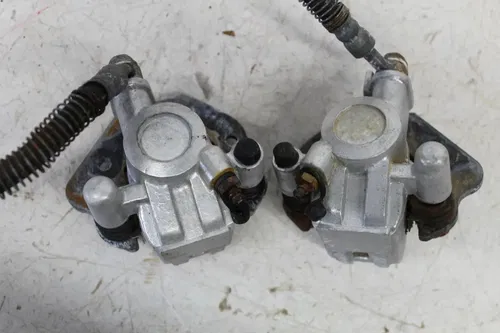 99 KAWASAKI MOJAVE 250 LEFT RIGHT FRONT BRAKE CALIPERS PAIR FRONT MASTER W LEVER
