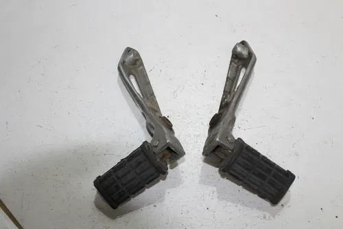 1985 YAMAHA XJ700 MAXIM FRONT FOOT RESTS PEGS STEPS SET PAIR