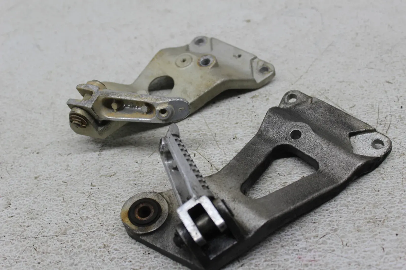 1992 SUZUKI GSXR750 REAR BACK PASSENGER PEG SET PAIR