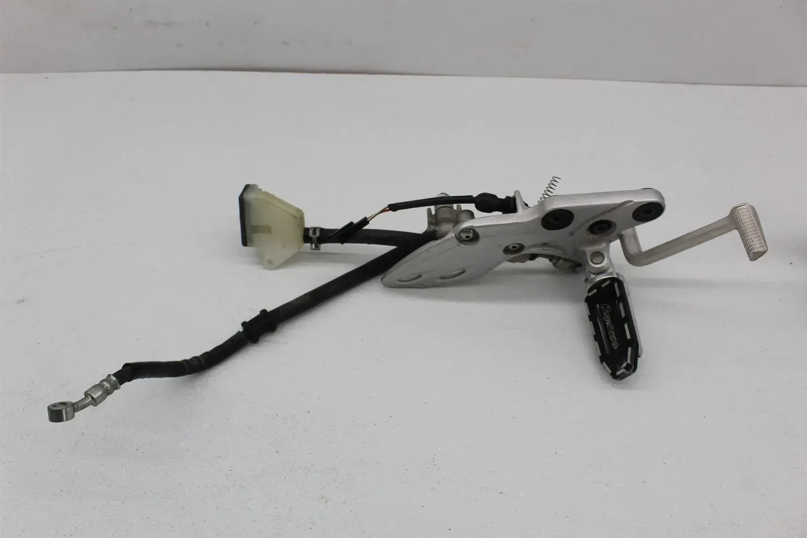 08-21 SUZUKI HAYABUSA RIGHT DRIVER FOOT PEG REARSET REAR BRAKE MASTER RESERVOIR