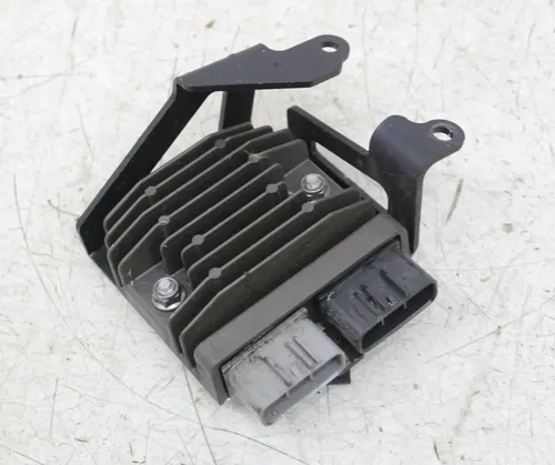 18 TRIUMPH STREET TRIPLE R RECTIFIER VOLTAGE REGULATOR