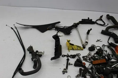 06-07 YAMAHA YZF R6 PARTS AND HARDWARE LOT