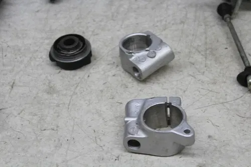 89-90 YAMAHA FZR600 PARTS GAUGE LOWER TREE SHIFTER LINKAGE TUBE CLAMP