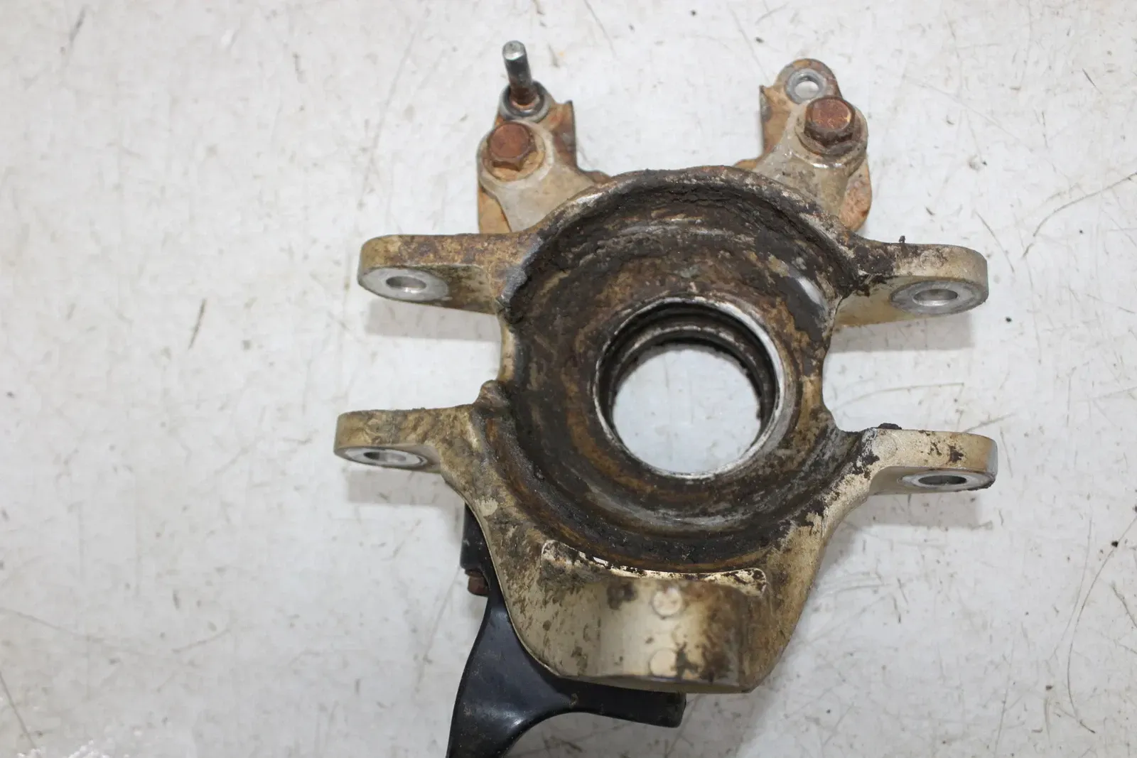 13-14 CAN-AM MAVERICK 1000R 4X4 XRS LEFT REAR BACK AXLE CARRIER KNUCKLE SPINDLE