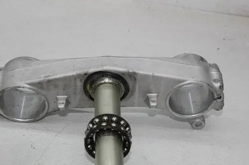 17-23 SUZUKI GSXR1000 FORKS UPPER TRIPLE TREE CLAMP (READ)