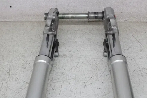 04 SUZUKI MARAUDER 1600 VZ1600 FRONT FORKS TRIPLE TREE CLAMP FORK TUBES (NICE)