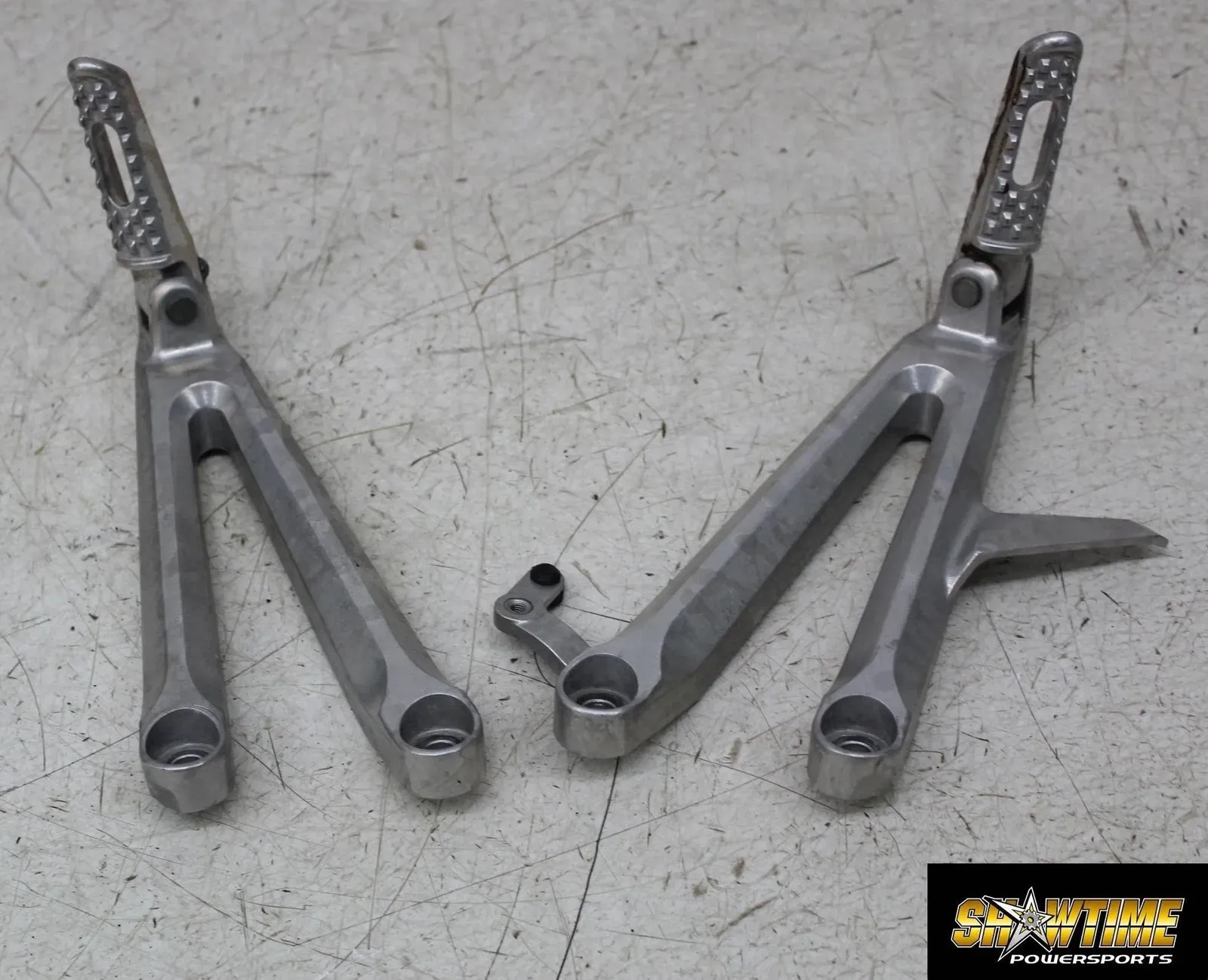 06-07 HONDA CBR1000RR REAR BACK PASSENGER PEG SET PAIR (SEE DESCP)