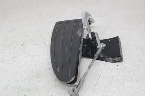 09 VICTORY VISION TOUR LEFT DRIVER FOOT BOARD REST W SHIFTER (SEE DESCP)