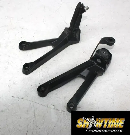 22-24 KTM RC 390 REAR BACK RIGHT PASSENGER LEFT BRACKET PEG SET PAIR