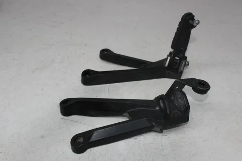 22-24 KTM RC 390 REAR BACK RIGHT PASSENGER LEFT BRACKET PEG SET PAIR