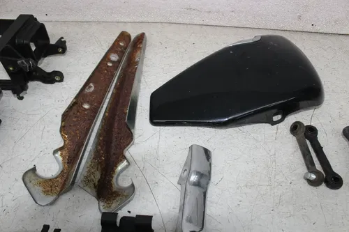 04-06 HARLEY-DAVIDSON SPORTSTER 1200 XL1200C PARTS HARDWARE AXLE PEGS COVER HORN