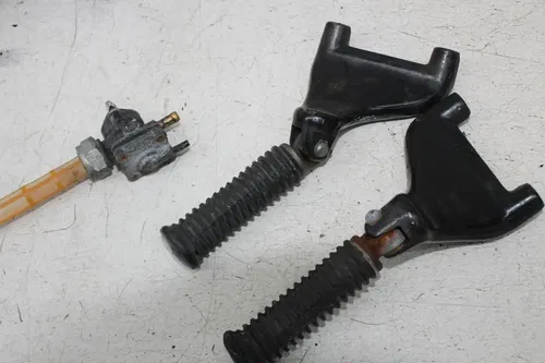 04-06 HARLEY-DAVIDSON SPORTSTER 1200 XL1200C PARTS HARDWARE AXLE PEGS COVER HORN