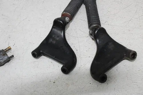 04-06 HARLEY-DAVIDSON SPORTSTER 1200 XL1200C PARTS HARDWARE AXLE PEGS COVER HORN