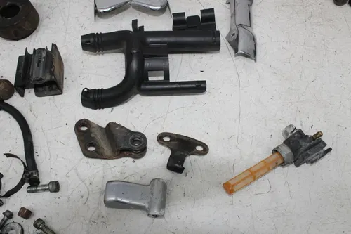 04-06 HARLEY-DAVIDSON SPORTSTER 1200 XL1200C PARTS HARDWARE AXLE PEGS COVER HORN