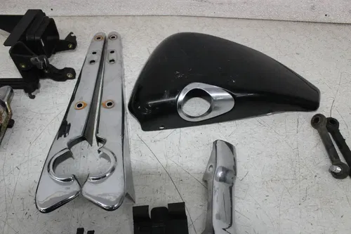 04-06 HARLEY-DAVIDSON SPORTSTER 1200 XL1200C PARTS HARDWARE AXLE PEGS COVER HORN