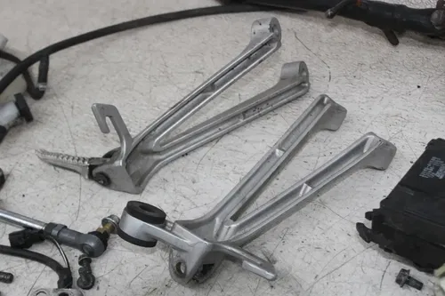 05-06 SUZUKI GSXR1000 PARTS HARDWARE SHOCK SEAT DAMPER PEGS SPROCKET (SEE DES)