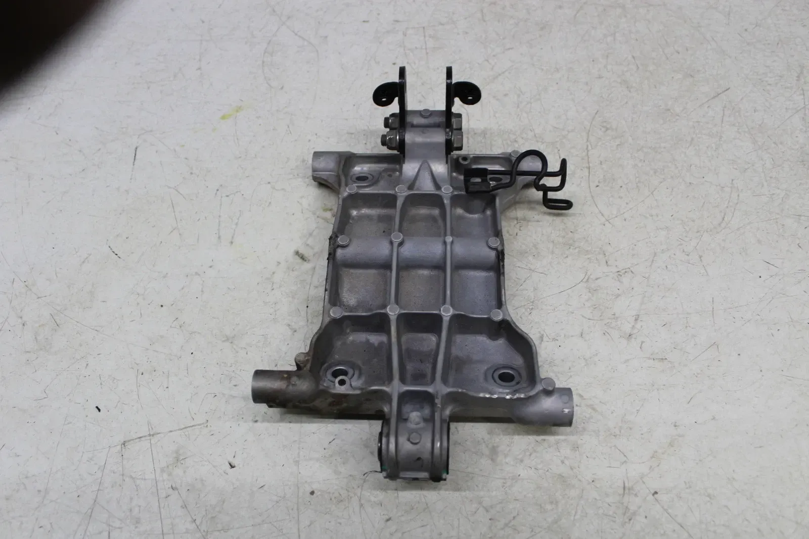 21 KAWASAKI ER400 ENGINE MOUNT MOTOR BRACKET