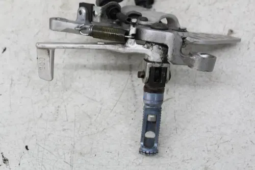 06-07 YAMAHA YZF R6 RIGHT REAR SET REARSET DRIVER PEG CALIPER MASTER  (SEE DESCP