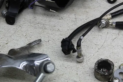 18-24 HARLEY-DAVIDSON ULTRA LIMITED FLHTK PARTS HARDWARE HORN AXLE SPEED SENSOR