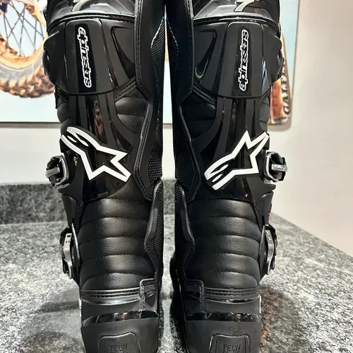 BRAND NEW ALPINESTARS TECH 7 SIZE 8