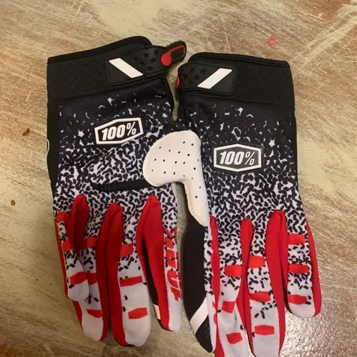 NEW!! 100% Gloves - Size M