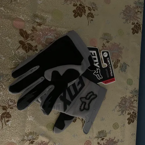 Fox Gloves Brand New - L
