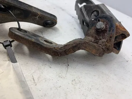 2004 Yamaha ttr225 footpegs with brackets (Rt and Left)