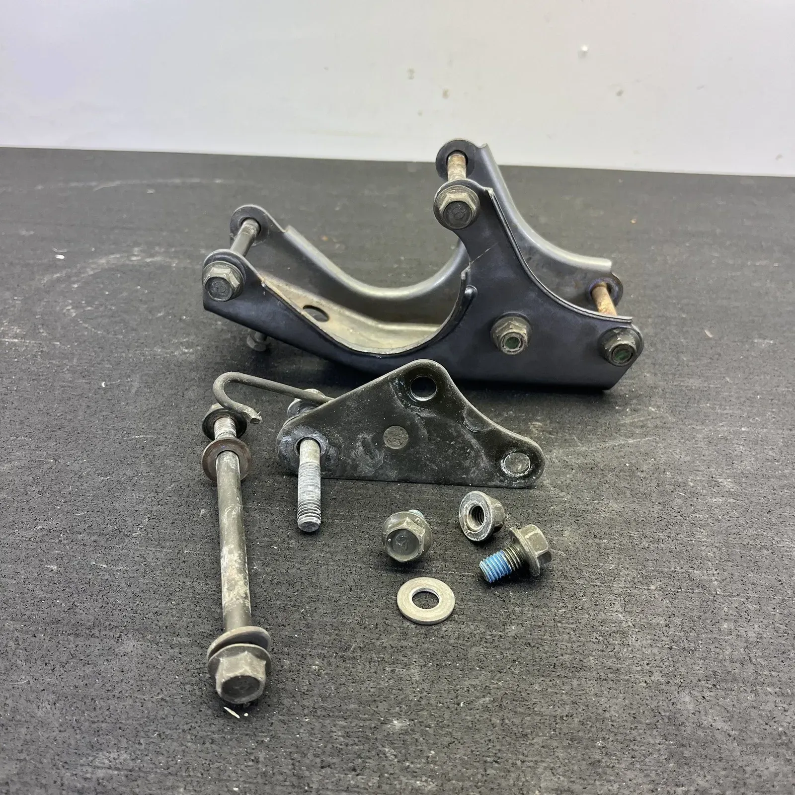 2003 Yamaha TTR225 Engine Stay Bracket Motor Cradle 3RW-21316-01-WL