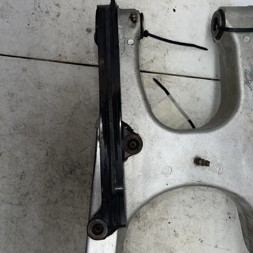 2004 SUZUKI DRZ400E SWINGARM 61000-29F00